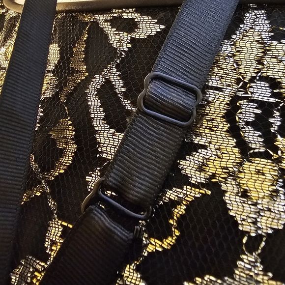 Velvet Pre-Tied Adjustable Bowtie - Picture 4 of 8